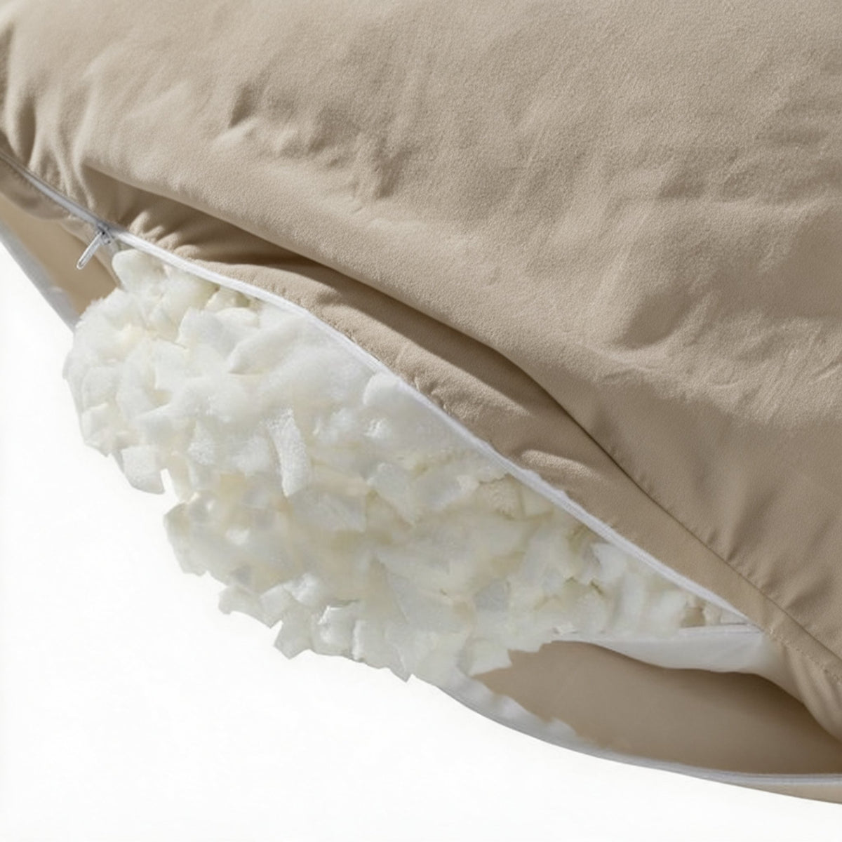 Leeskussen Bline, kleur Beige, rits open met de vulling van traagschuim zichtbaar