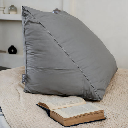 Leeskussen Bline, kleur Grijs, op een bed met een opengeslagen boek
