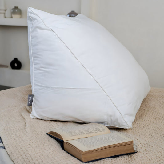 Leeskussen Bline, kleur Wit, op een bed met een opengeslagen boek