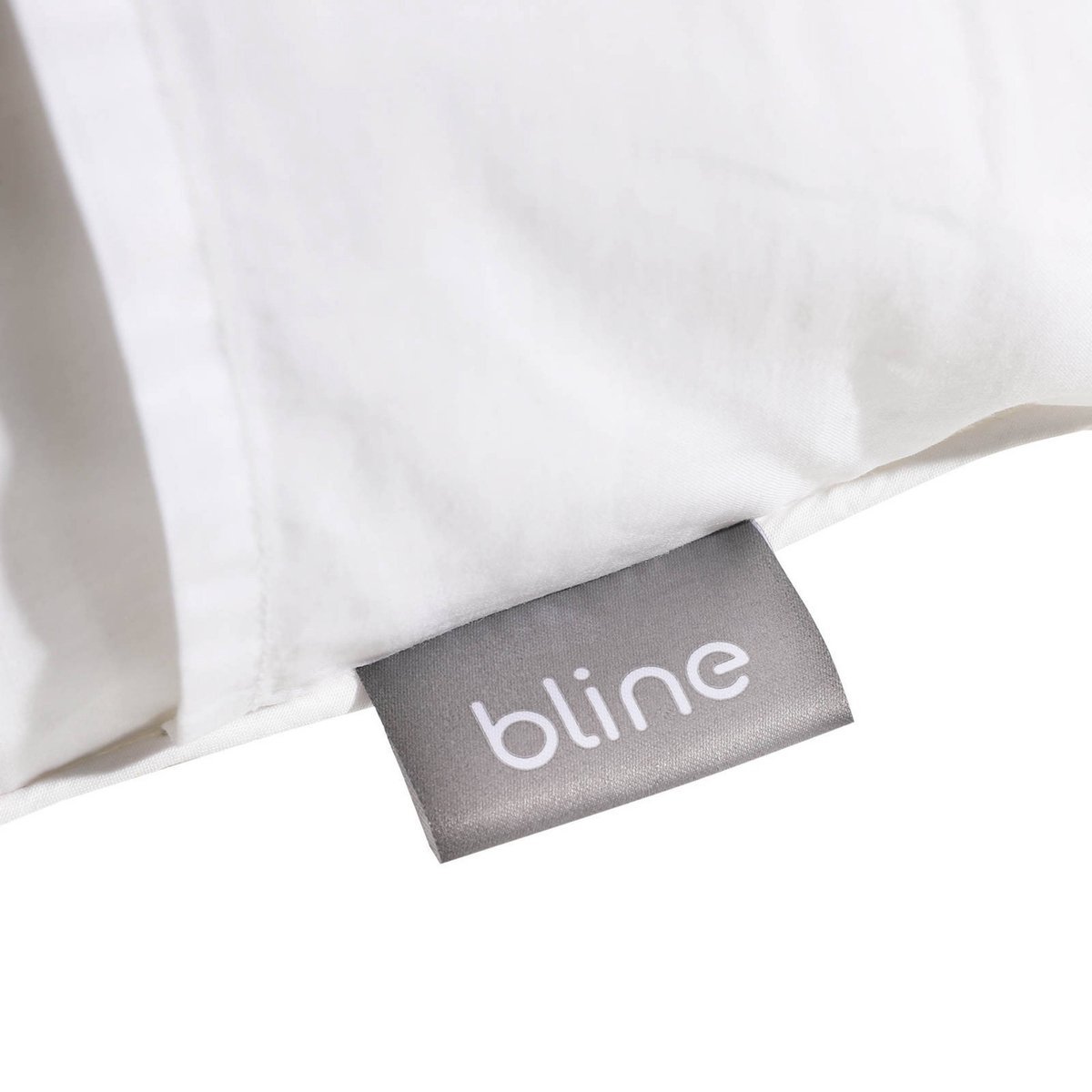 Label van Bline op de hoes van het leeskussen, kleur Wit